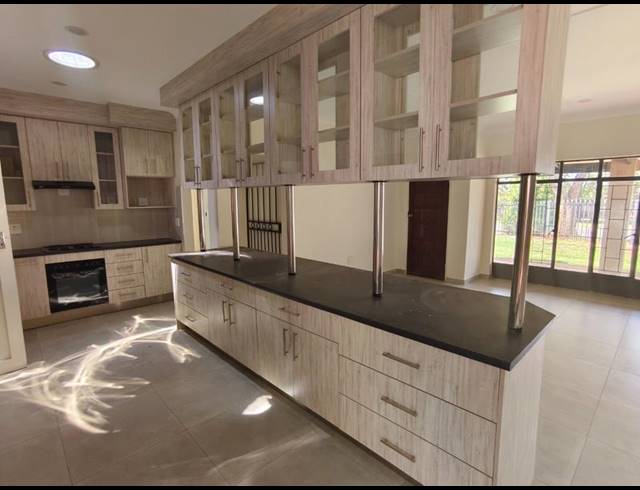 4 BEDROOM HOUSE FOR SALE IN SINOVILLE